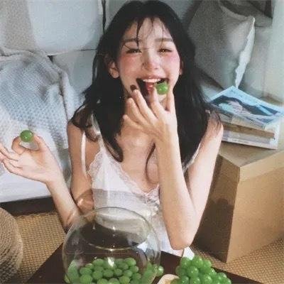 触碰的双手